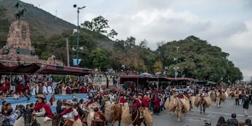 Desfile en honor al General Güemes