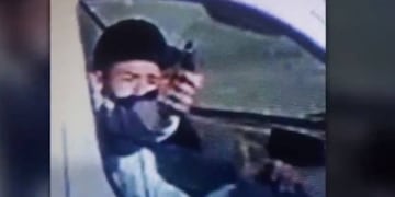 Sicario disparando contra un vivienda. (Captura TV)