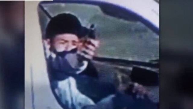 Sicario disparando contra un vivienda. (Captura TV)