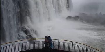 Cataratas del Iguazú en su máximo esplendor: más de dos millones de litros de agua por segundo.
