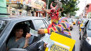Un "diablo carnavalero" entregó folletería de la campaña "Carnaval Seguro y Responsable" a los automovilistas, portando un ilustrativo cartel con el mensaje "Si tomás, no manejes".