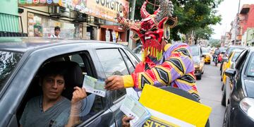 Un "diablo carnavalero" entregó folletería de la campaña "Carnaval Seguro y Responsable" a los automovilistas, portando un ilustrativo cartel con el mensaje "Si tomás, no manejes".