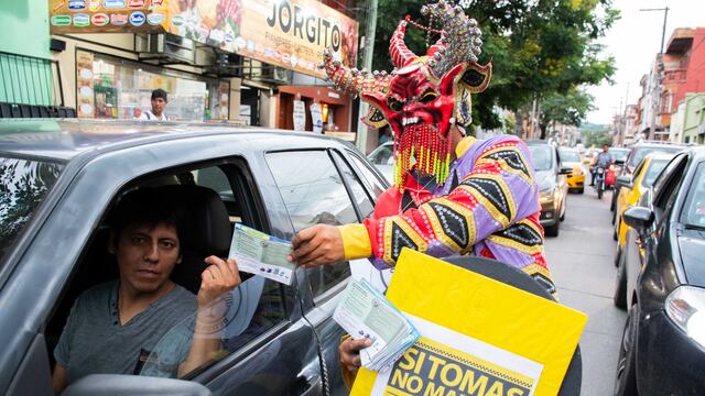 Un "diablo carnavalero" entregó folletería de la campaña "Carnaval Seguro y Responsable" a los automovilistas, portando un ilustrativo cartel con el mensaje "Si tomás, no manejes".