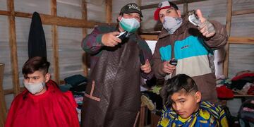 Durante el fin de semana pasado un grupo de peluqueros fueguinos llevaron adelante una jornada solidaria de corte de cabello en la ciudad