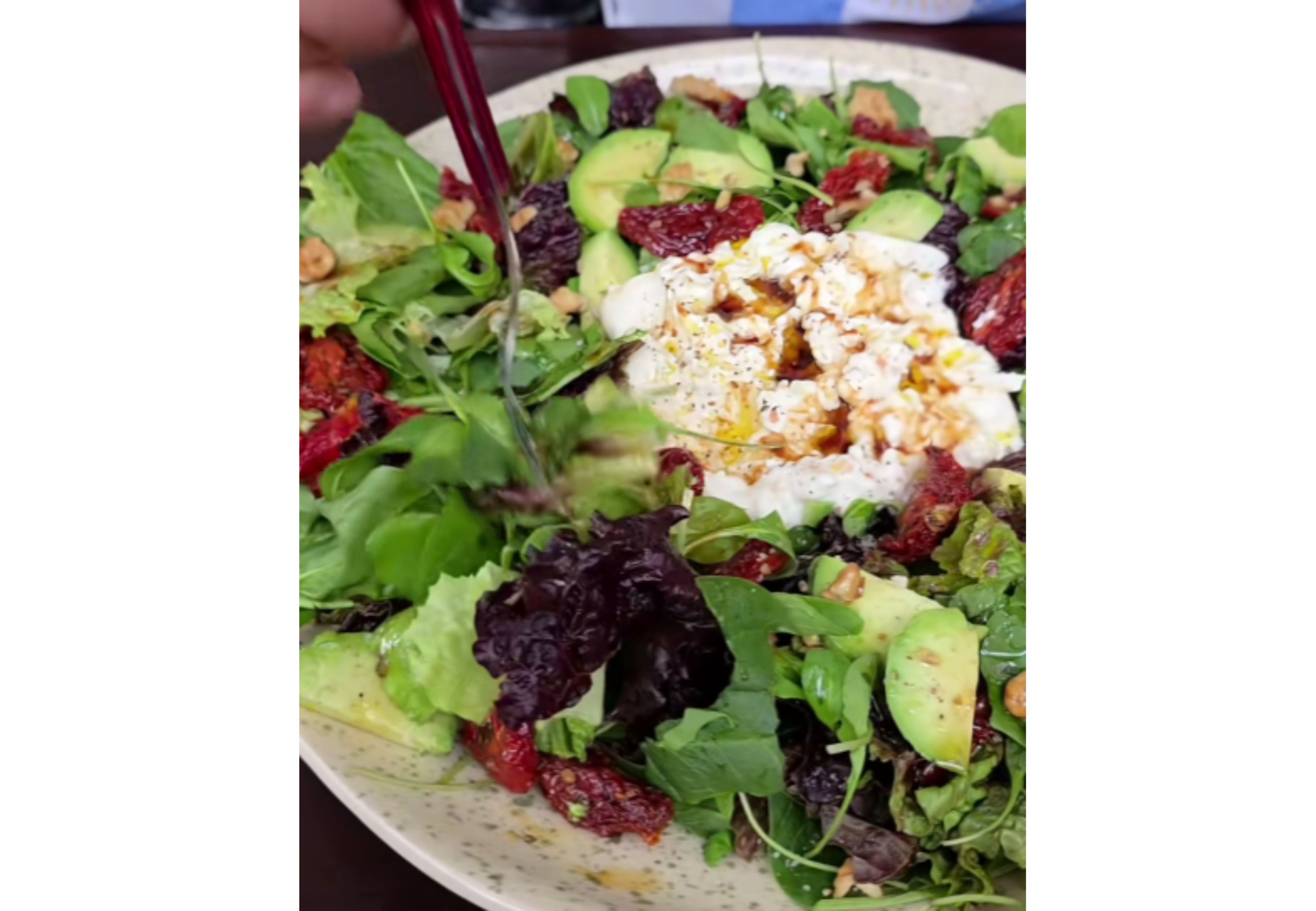 Esta ensalada es muy fácil de hacer.