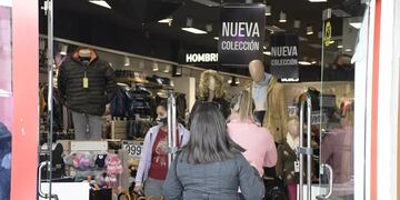 Un relevamiento realizado en los comercios del centro de San Luis desmostró que sigue dividido respecto del horario de atención. Gentileza El Diario