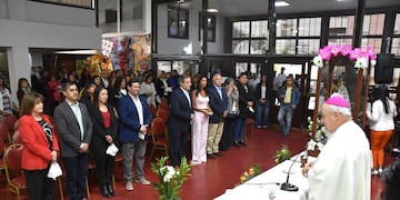 El obispo de Jujuy, Daniel Fernández, ofició la santa misa en el hall de la Legislatura, en la jornada previa a la festividad de la Virgen del Rosario de Río Blanco y Paypaya.