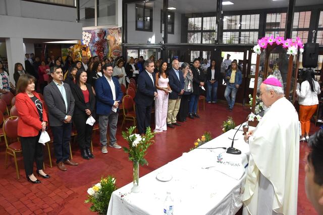 El obispo de Jujuy, Daniel Fernández, ofició la santa misa en el hall de la Legislatura, en la jornada previa a la festividad de la Virgen del Rosario de Río Blanco y Paypaya.