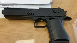 La Policía secuestró la réplica. (Gentileza Cadena 3)