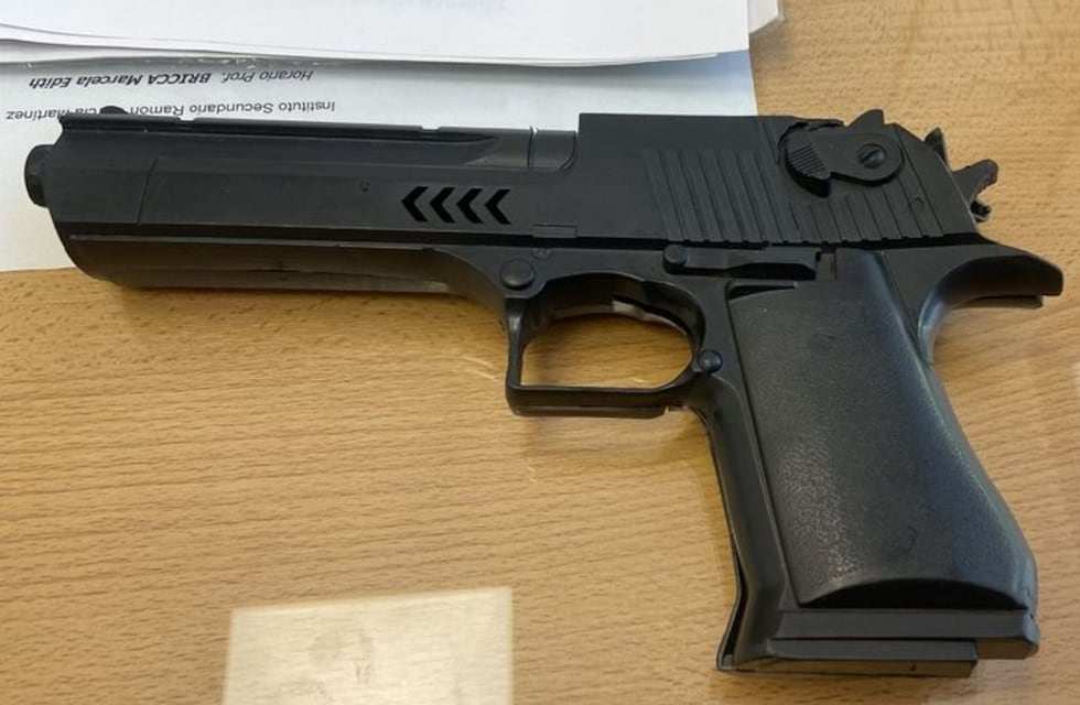 Preocupación en una escuela de Córdoba: un niño llevó una réplica de arma de fuego y se fotografió con ella