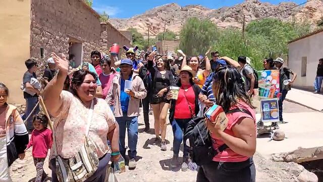 Al festejo por el inicio de un nuevo año se suma como motivo de encuentro en Maimará la chaya de los mojones de las comparsas que animan cada febrero los carnavales en esa localidad.