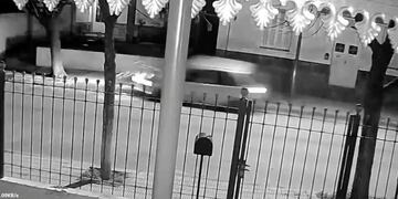 Un automovilista conducía a toda velocidad y chocó un cesto de basura.