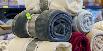 Mantas desde $23.000: los supermercados con descuentos de hasta 25% en frazadas y acolchados
