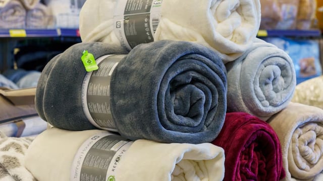 Mantas desde $23.000: los supermercados con descuentos de hasta 25% en frazadas y acolchados