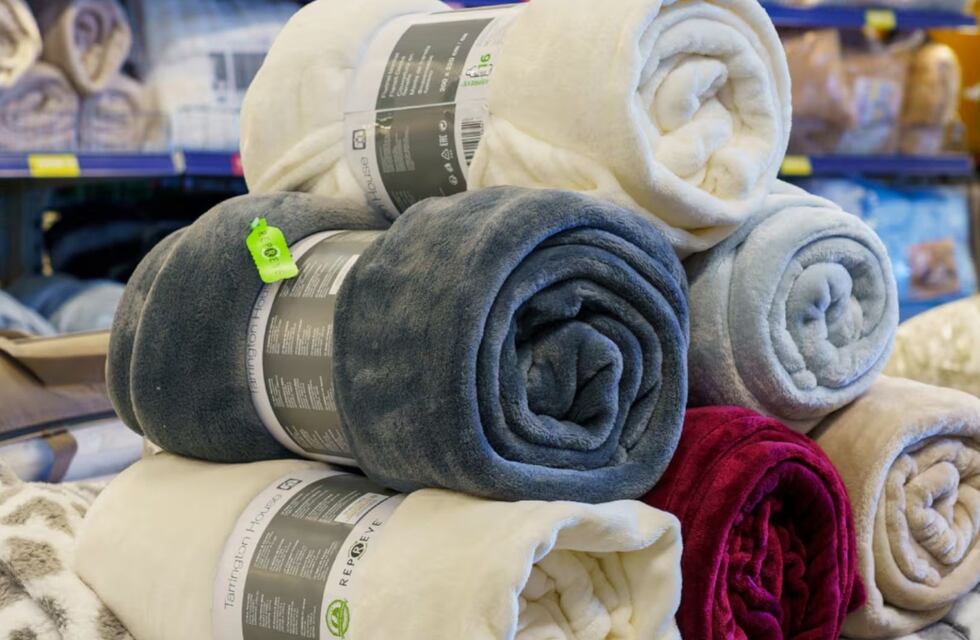 Mantas desde $23.000: los supermercados con descuentos de hasta 25% en frazadas y acolchados