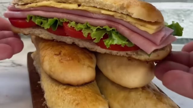 Pan para sándwich con 6 ingredientes.