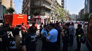 Tensión por el incendio en un edificio de departamentos en Nueva Córdoba. (Pedro Castillo / La Voz)