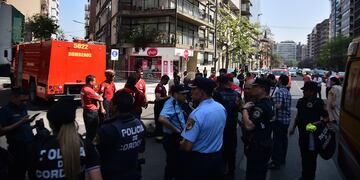 Tensión por el incendio en un edificio de departamentos en Nueva Córdoba. (Pedro Castillo / La Voz)