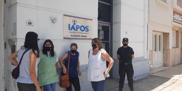 La policía, también afectada por el golpe, controlando la manifestación