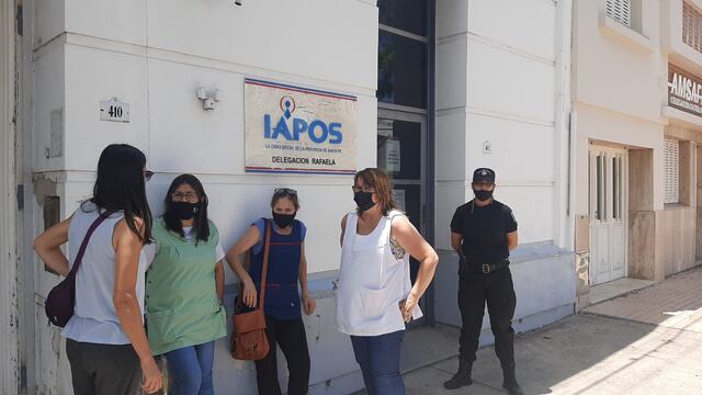 La policía, también afectada por el golpe, controlando la manifestación