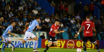 Bruno Zapelli escapa a Gastón Bottino, en un intenso Belgrano-Estudiantes (Río Cuarto).