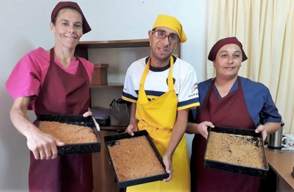 Dictan un taller de cocina para los integrantes del área de discapacidad