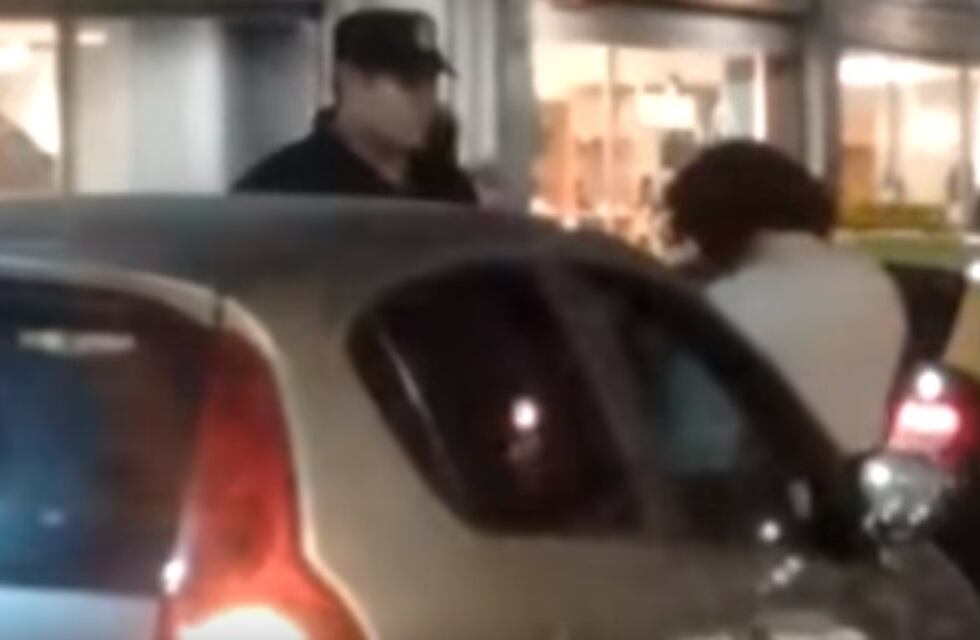 Dejó su auto estacionado sobre peatonal Córdoba para buscar un televisor