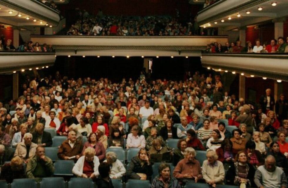 Adultos se preparan para disfrutar de películas seleccionadas para el Festival Una Mirada Mayor