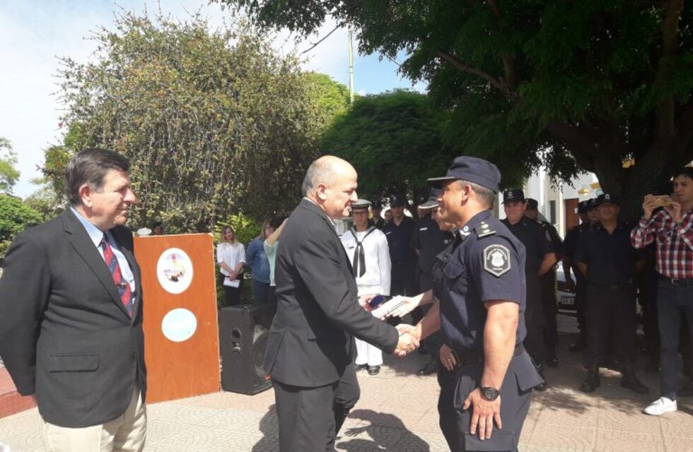 Acto de reconocimiento a policías puntaltenses y al Marino Ríos