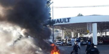 Protesta del Smata frente al concesionario de autos Mediterráneo\u002E (Gentileza @leoguevara80)