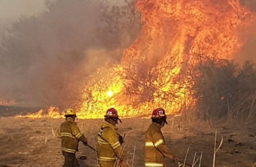 Despliegan medio millar de bomberos para combatir los incendios en Córdoba