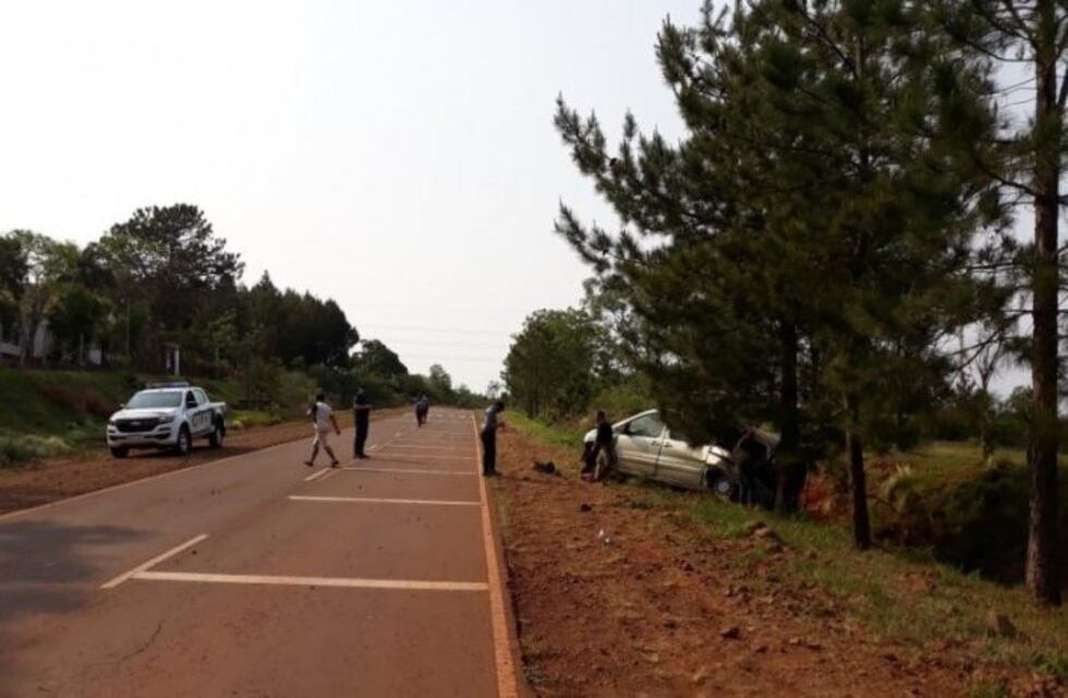 Despistó con el auto, chocó contra un pino y salió ilesa