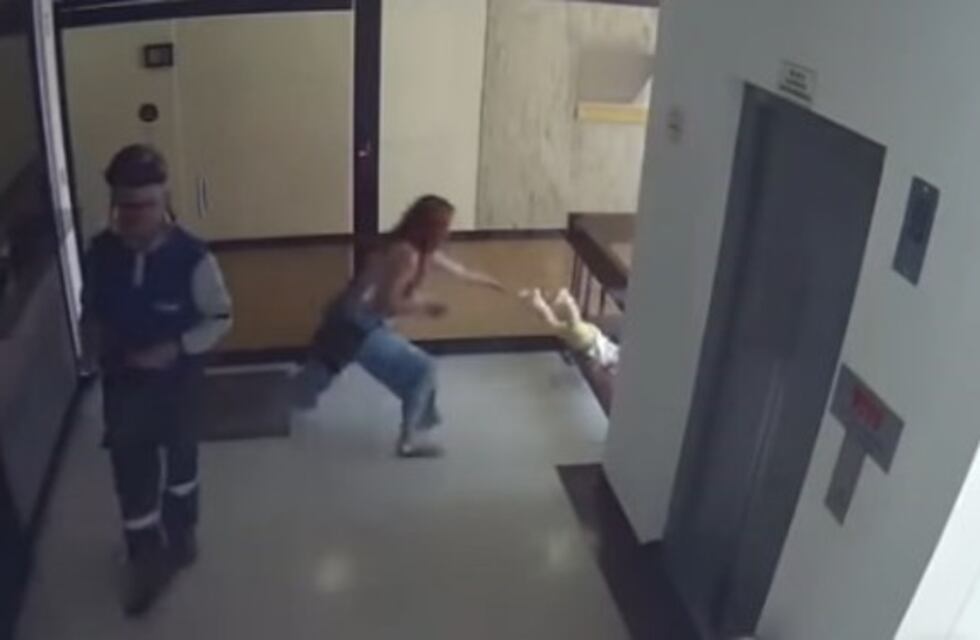 Se distrajo con el celular, su hijo cayó al vacío y lo salvó en el último segundo