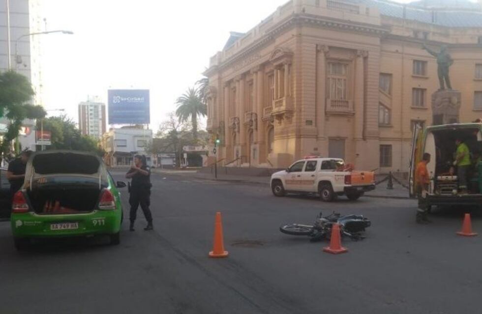 Choque en el centro bahiense: un motociclista herido y alcoholemia positiva para un taxista
