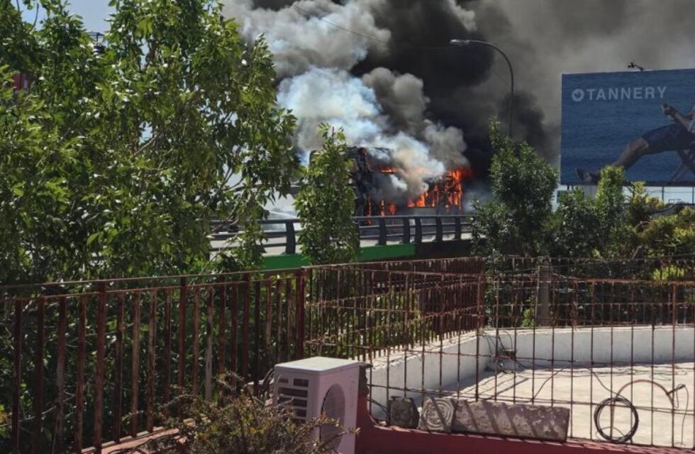 Se incendió un colectivo en el Viaducto Avellaneda