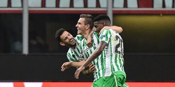 Real Betis' Argentine midfielder Giovani Lo Celso (C) celebrates with Real Betis' Paraguayan forward Arnaldo Sanabria (L) and Real Betis' Dominicans defender Junior Firpo after scoring his team's second goal during the UEFA Europa League group F stage football match AC Milan vs Real Betis on October 25, 2018 at the San Siro stadium in Milan\u002E (Photo by Miguel MEDINA / AFP)