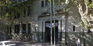 Un colegio platense se cae a pedazos y sus estudiantes exigen mejoras
