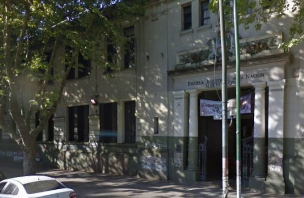 Un colegio platense se cae a pedazos y sus estudiantes exigen mejoras