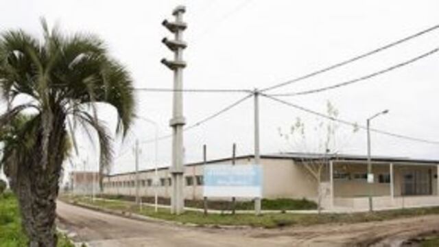 Vecinos de Tierra de Sueu00f1os 2 y 3 reclaman por la falta de cupos en la escuela barrial.