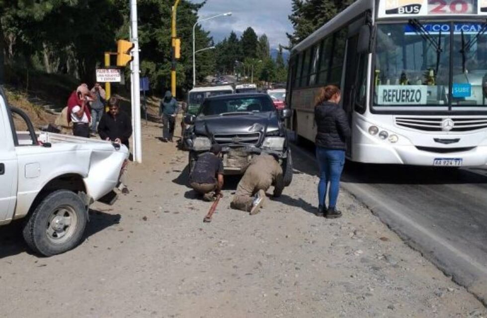 Choque entre dos vehículos frente a la terminal de colectivos