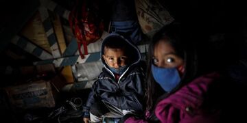 AME344\u002E BUENOS AIRES (ARGENTINA), 25/08/2020\u002E- Más de 1000 personas viven en carpas y precarias casas de cartón en un terreno en la localidad de Guernica a 30 km de la Ciudad de Buenos Aires, el 20 de agosto de 2020\u002E La usurpación de terrenos e inmuebles es un fenómeno histórico en la provincia de Buenos Aires, la más poblada y rica del país, que en medio de la crisis económica que Argentina arrastra desde hace más de dos años, con crecientes índices de pobreza, vuelve a trepar tras un receso por la cuarentena\u002E EFE/Juan Ignacio Roncoroni