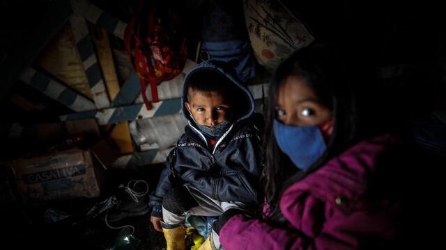 AME344\u002E BUENOS AIRES (ARGENTINA), 25/08/2020\u002E- Más de 1000 personas viven en carpas y precarias casas de cartón en un terreno en la localidad de Guernica a 30 km de la Ciudad de Buenos Aires, el 20 de agosto de 2020\u002E La usurpación de terrenos e inmuebles es un fenómeno histórico en la provincia de Buenos Aires, la más poblada y rica del país, que en medio de la crisis económica que Argentina arrastra desde hace más de dos años, con crecientes índices de pobreza, vuelve a trepar tras un receso por la cuarentena\u002E EFE/Juan Ignacio Roncoroni
