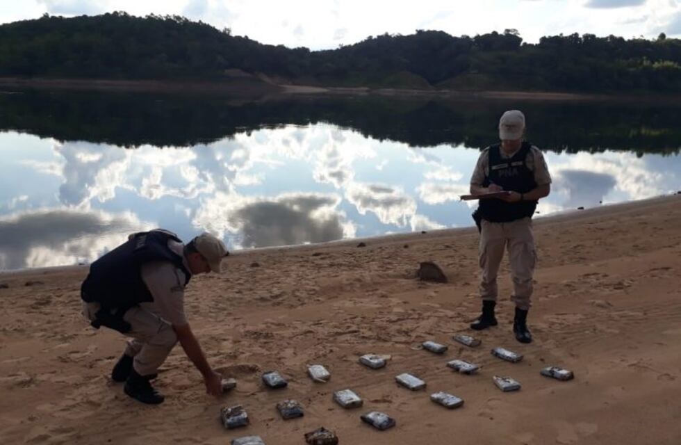 Encontraron flotando panes de marihuana en el río Paraná