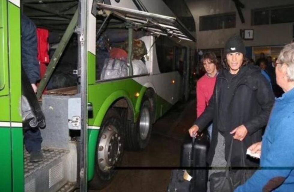 Edinson Cavani viajó en un micro de línea a la concentración de Uruguay