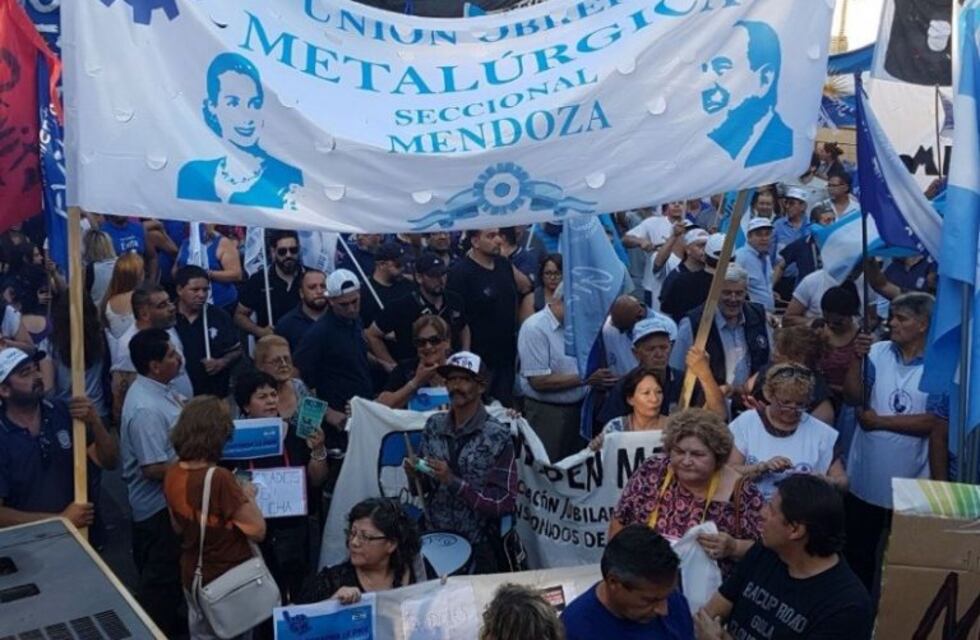 Mendoza también marchó en contra de la reforma previsional