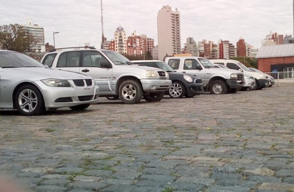Los autos incautados a bandas criminales ya pueden verse frente al Monumento