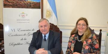 El ministro de Gobierno Agustín Perassi y la escribana de Gobierno de Jujuy, Emilce Bartulos, al anunciar la realización en Jujuy del Encuentro de Escribanos de Gobierno de la República Argentina\u002E