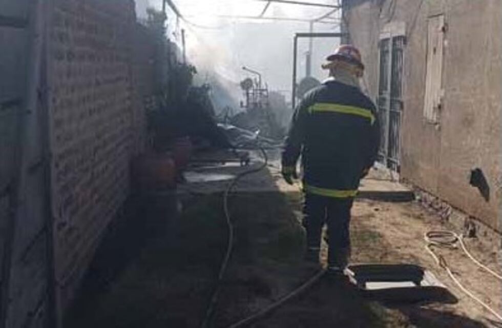 Fuerte susto por un incendio en el que explotaron varias garrafas