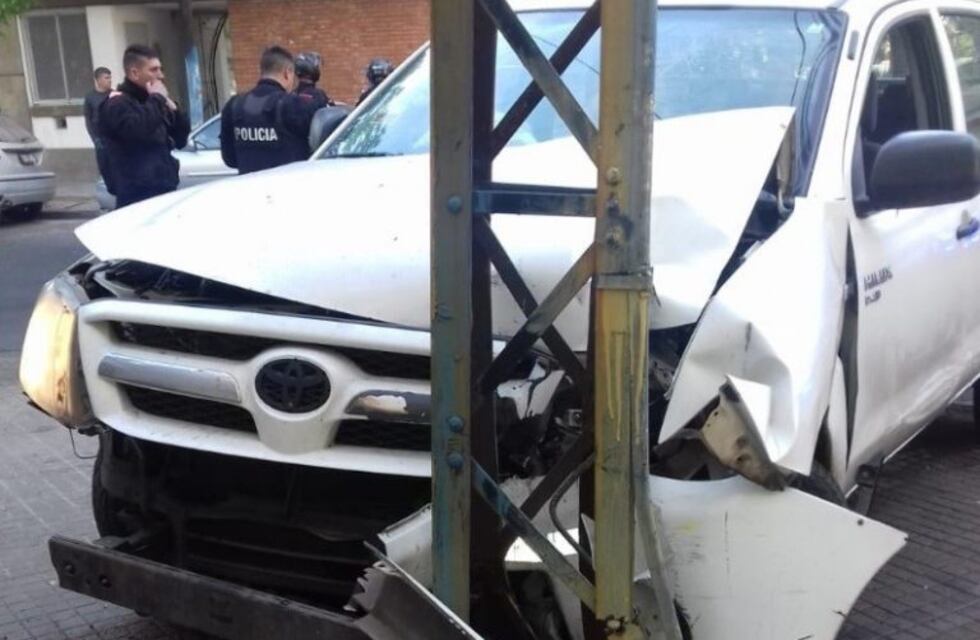 Joven alcoholizado chocó varios autos estacionados y terminó impactando una columna