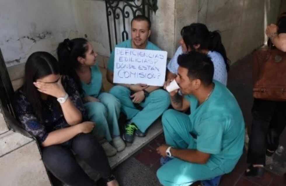 Reclamos por la clausura de la Sociedad Española de Socorros Mutuos